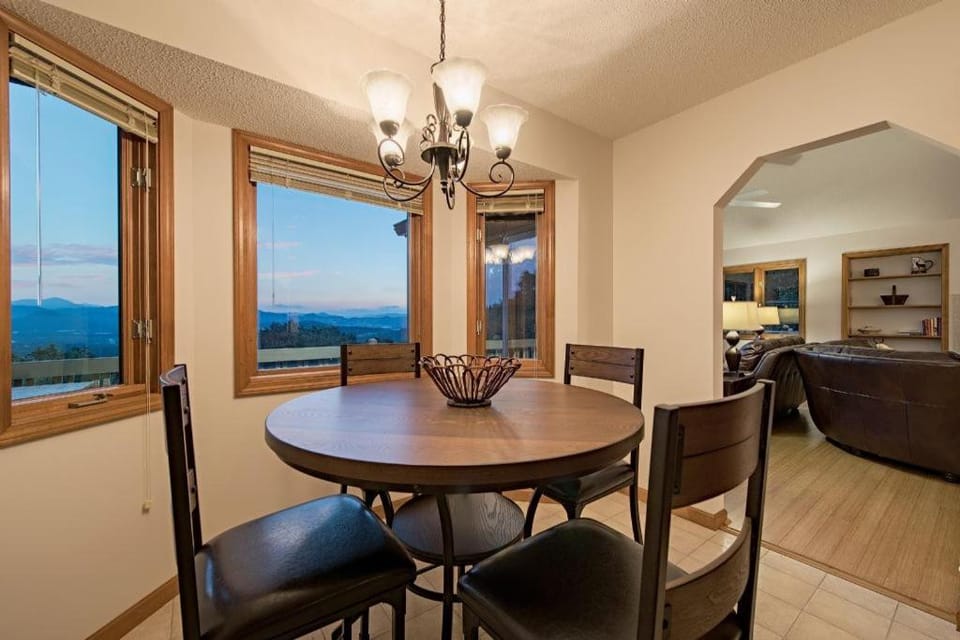 Seating area, Dining area, Mountain view