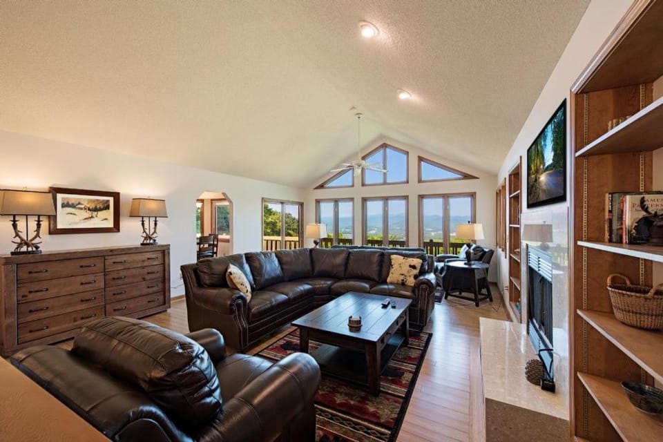 Communal lounge/ TV room, TV and multimedia, Living room, Seating area