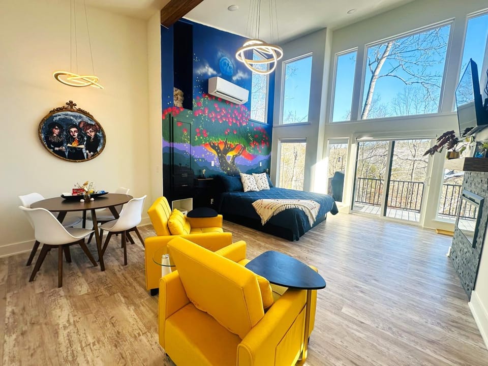 Bed, TV and multimedia, View (from property/room), View (from property/room), Living room, Dining area