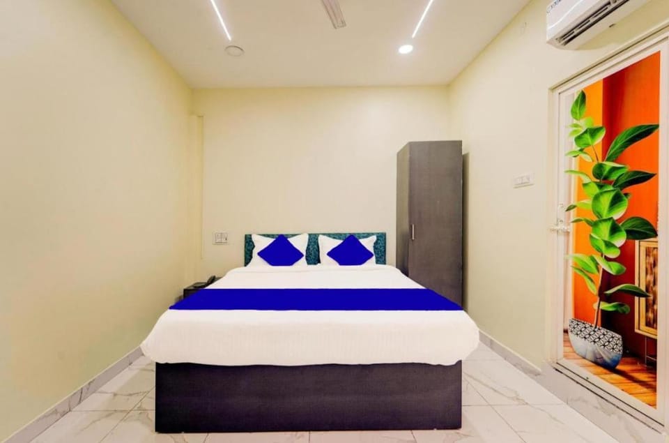 Bed, Photo of the whole room, wardrobe