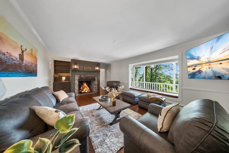 Natural landscape, TV and multimedia, Living room, Seating area