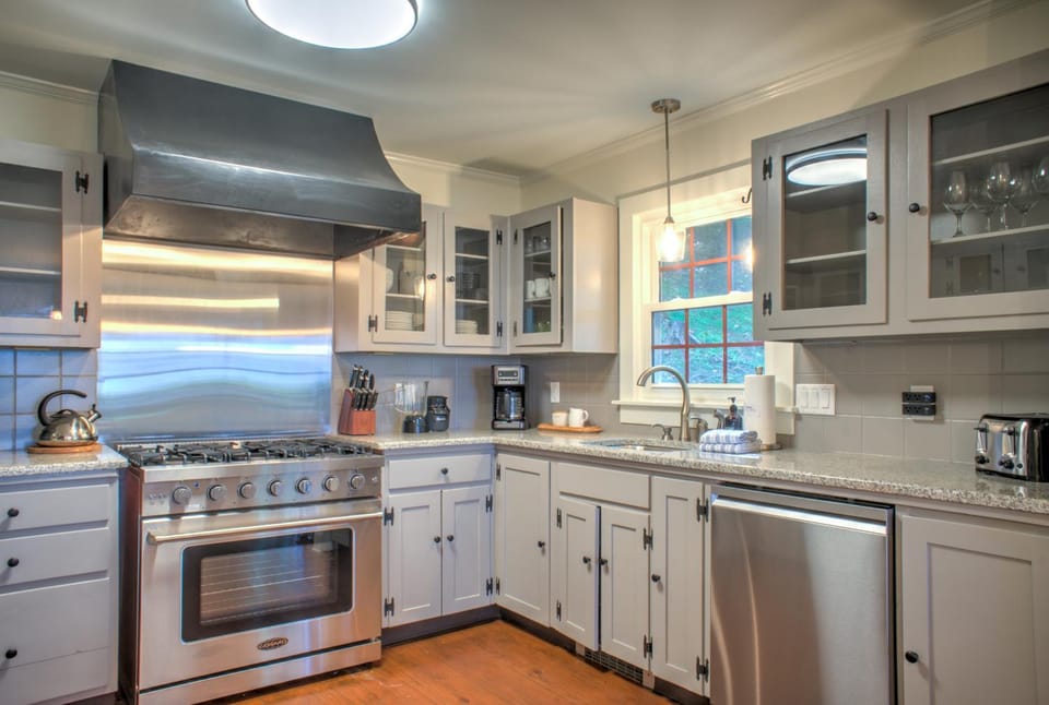 Coffee/tea facilities, Kitchen or kitchenette, dishwasher, oven, stove, toaster