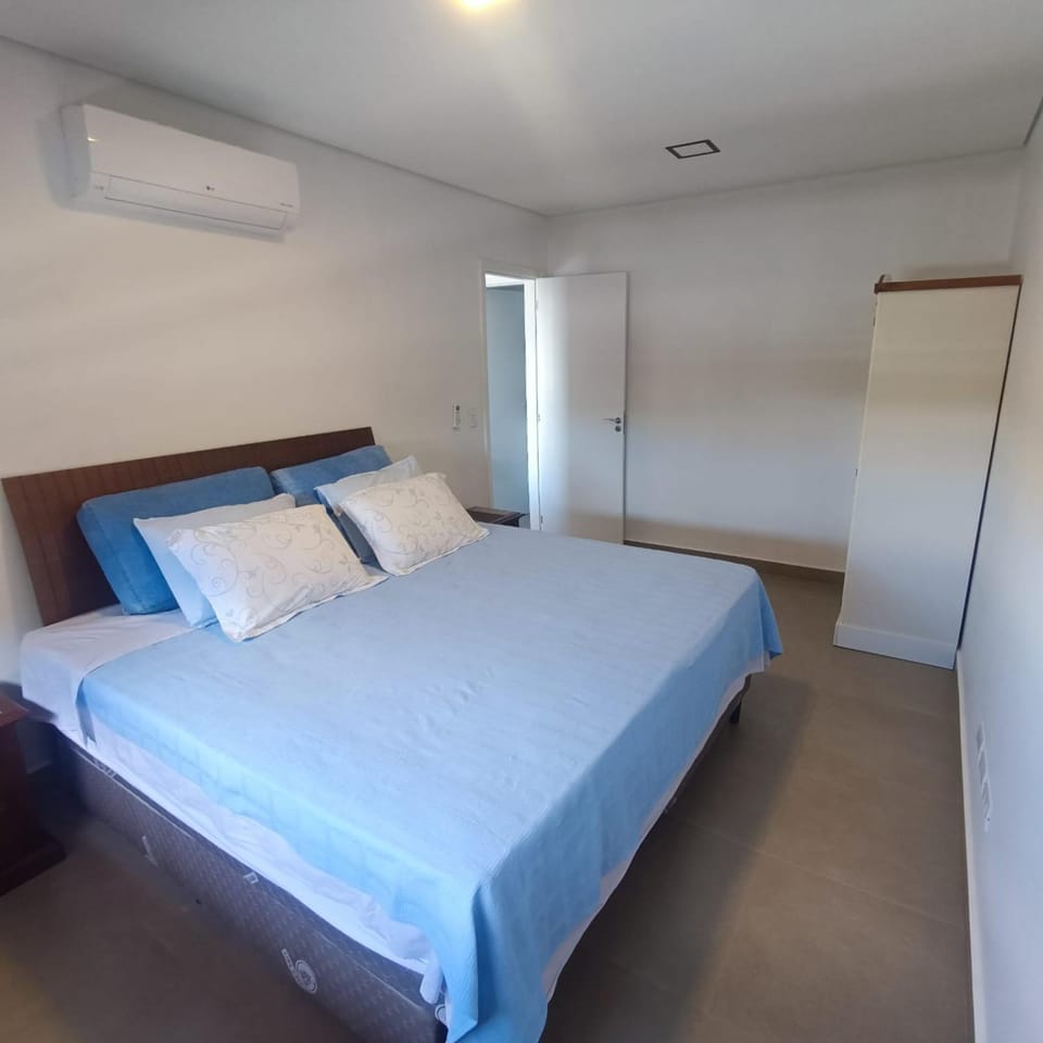 Bed, Bedroom, wardrobe, air conditioner