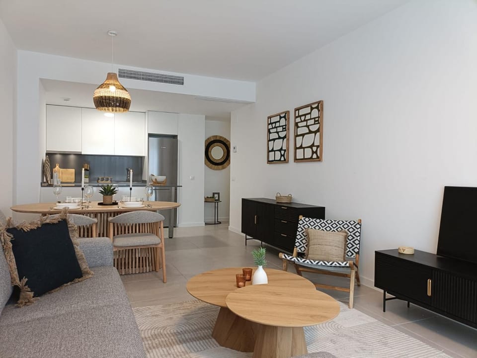TV and multimedia, Living room, Seating area, Dining area