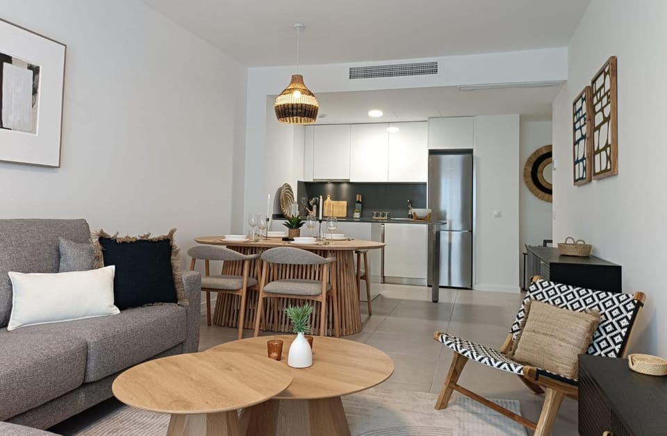 Kitchen or kitchenette, Living room, Seating area, Dining area, oven