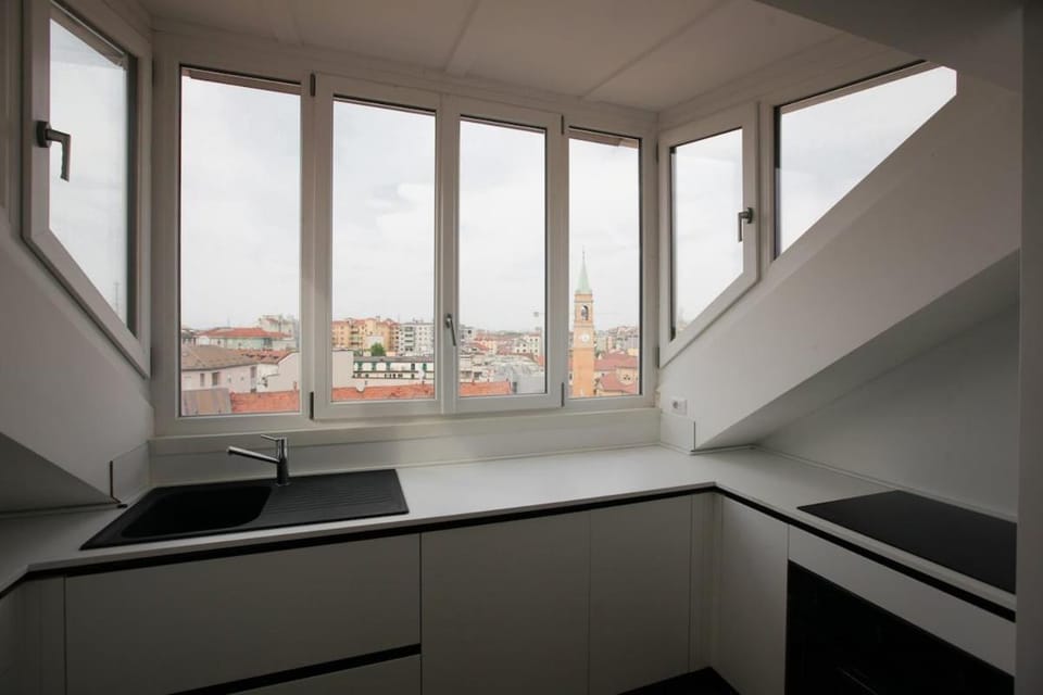 Luminoso Appartamento con Terrazzo Apartment in Milan