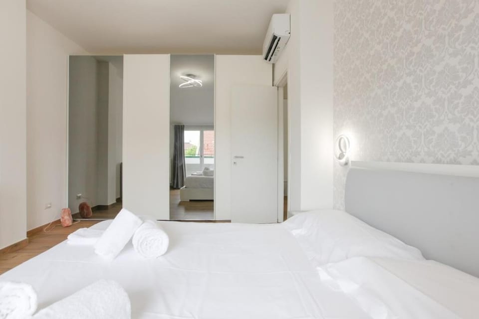Luminoso Appartamento con Terrazzo Apartment in Milan