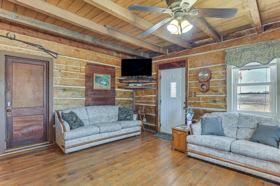 Historical Log Cabin on 80 Acres in Hartford! Cabin in Wisconsin