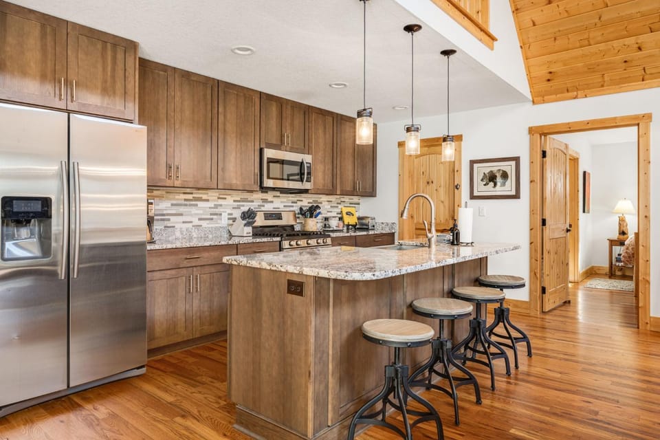 Kitchen or kitchenette, minibar, oven, stove, toaster