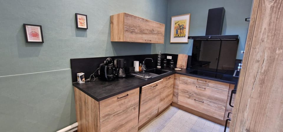 Coffee/tea facilities, Kitchen or kitchenette, oven, stove, toaster