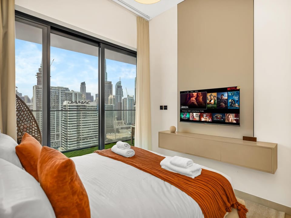 Bed, TV and multimedia, View (from property/room), Photo of the whole room, Bedroom, City view, towels