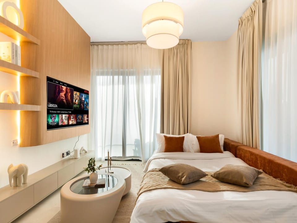 Bed, TV and multimedia, Living room