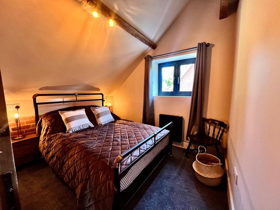 Cosy Hampshire Barn Getaway, Large garden alongside a stunning river - Fire Pit, BBQ, Outdoor seating - Country walks & Pubs House in Test Valley District