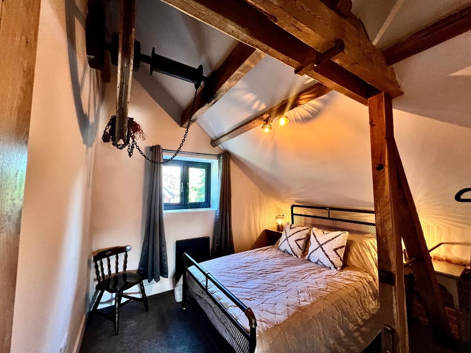 Cosy Hampshire Barn Getaway, Large garden alongside a stunning river - Fire Pit, BBQ, Outdoor seating - Country walks & Pubs House in Test Valley District