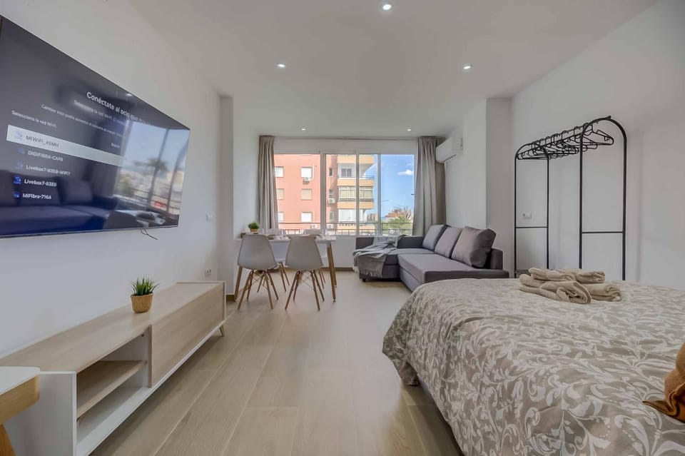 Bed, TV and multimedia, Photo of the whole room, Bedroom, towels