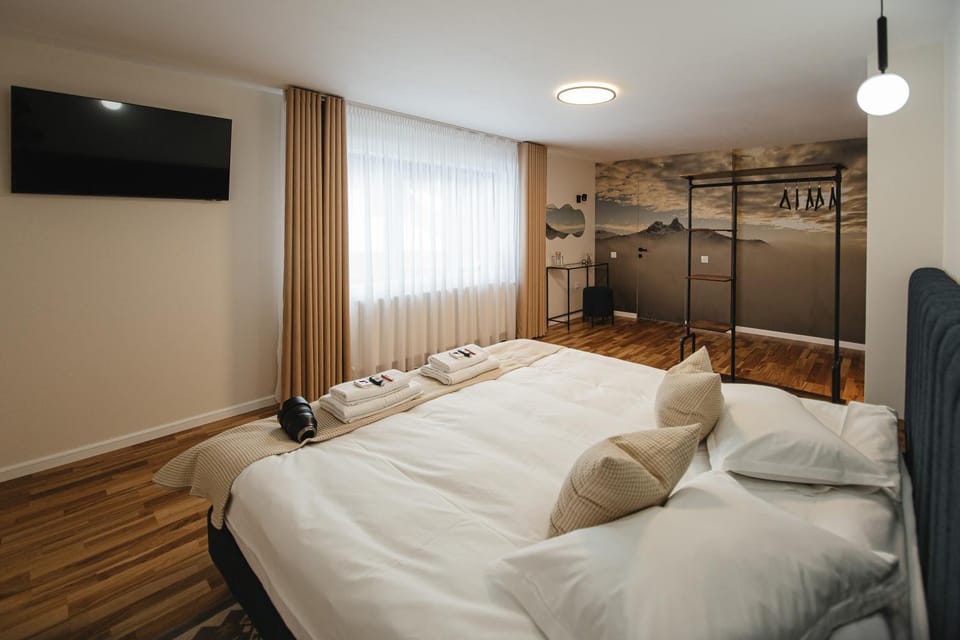 Bed, TV and multimedia, Photo of the whole room, Bedroom