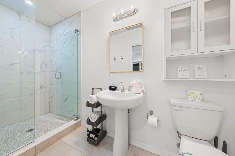Shower, Toilet, Bathroom, towels
