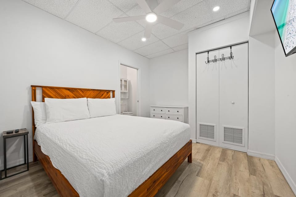 Bed, TV and multimedia, Photo of the whole room, Bedroom