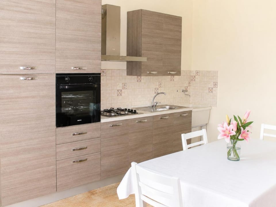 Kitchen or kitchenette, Dining area, stove