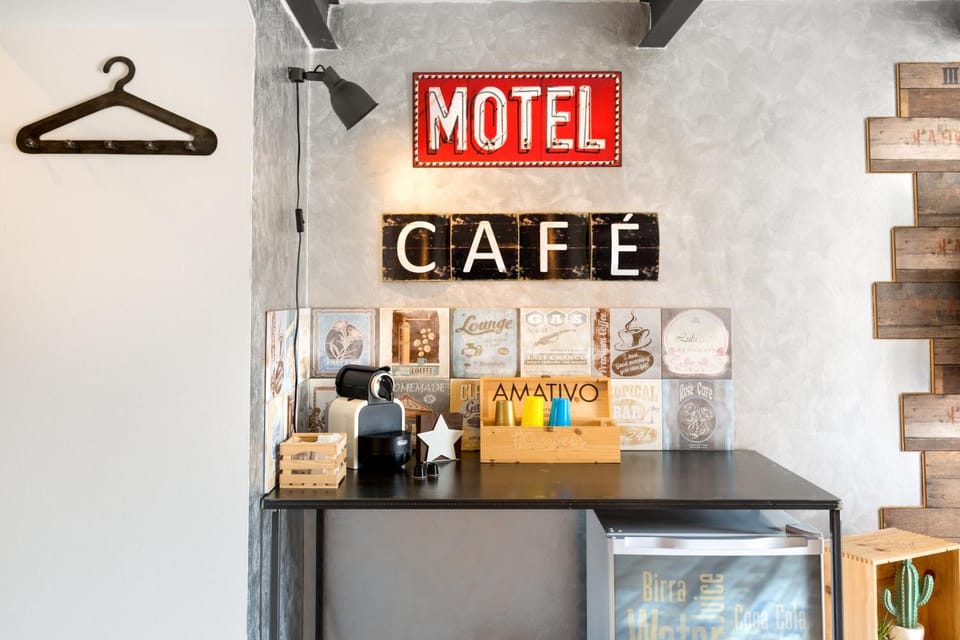 Coffee/tea facilities, Dining area