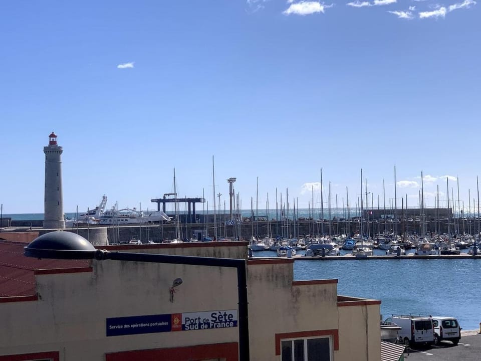 Beautiful P2 center, harbor and sea view Apartment in Occitanie