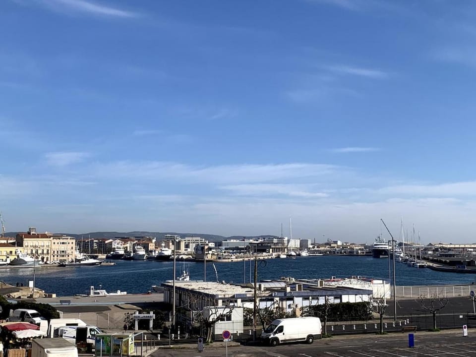 Beautiful P2 center, harbor and sea view Apartment in Occitanie