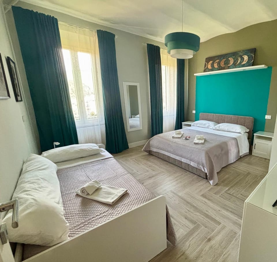 Bed, Bedroom, towels