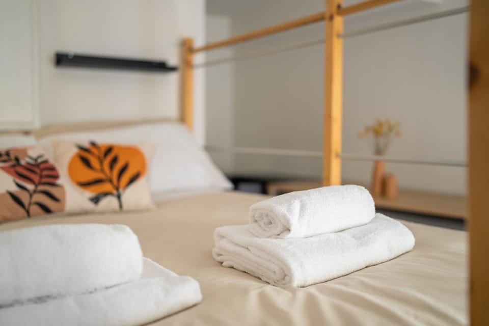 Bed, Bedroom, towels