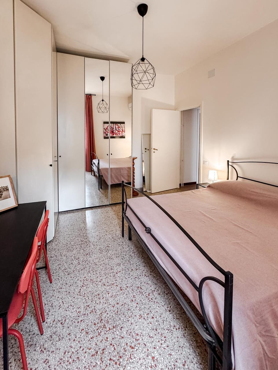 Bed, TV and multimedia, Photo of the whole room, Seating area, Bedroom, Inner courtyard view, furniture, heating, internet, wardrobe, air conditioner