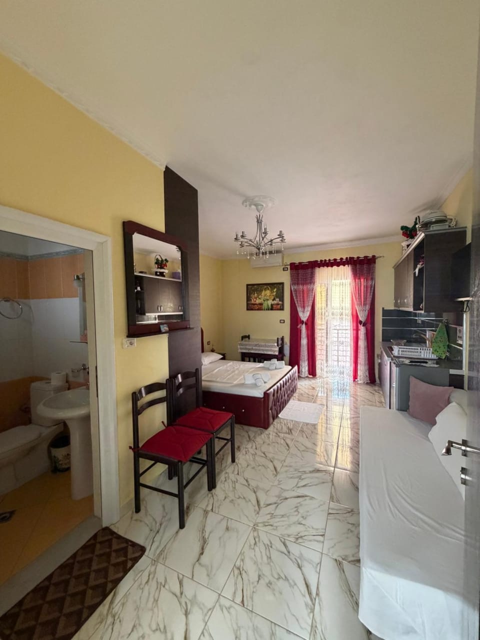 Mikaela House Apartment in Ksamil