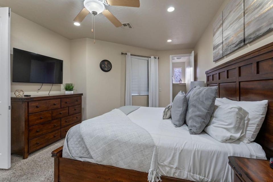 Dixie Red Rock Retreat l Spacious & Stylish Getaway Apartment in Washington