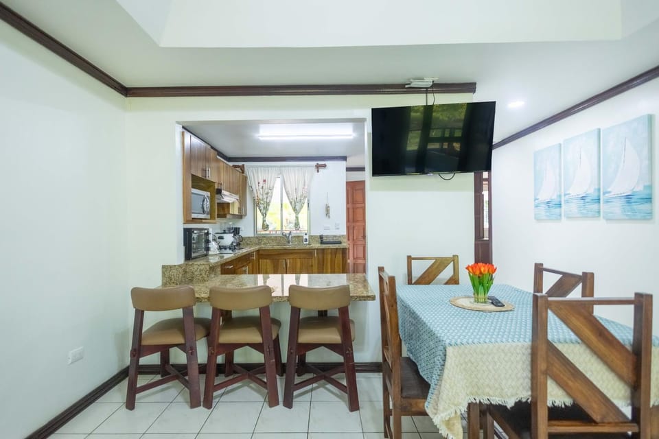 Casa del Sol - Poolside Villa Apartment in Quepos