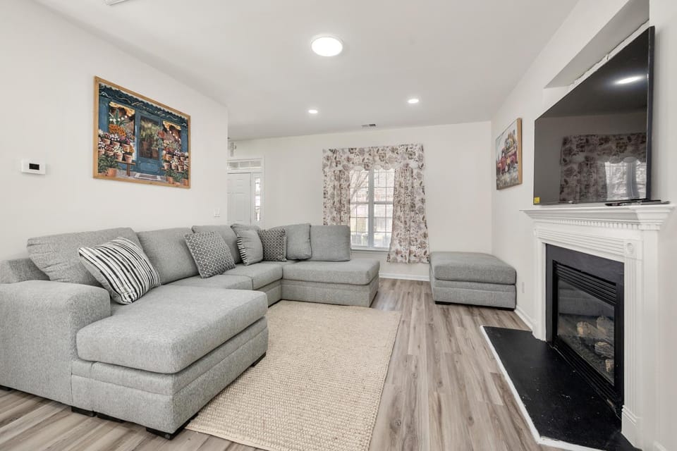 Communal lounge/ TV room, Living room, Seating area