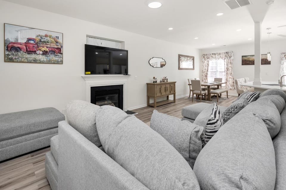 TV and multimedia, Living room, Seating area, Dining area, fireplace