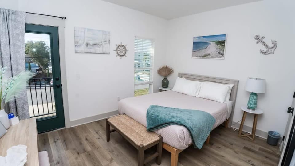 FREE Heated Pool! Sleeps 14 with Game Room! Close to Pier Park, Beaches & 30A! House in Sunnyside