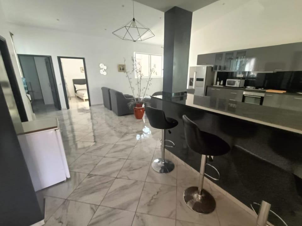 Kitchen or kitchenette, Dining area, minibar, oven, stove