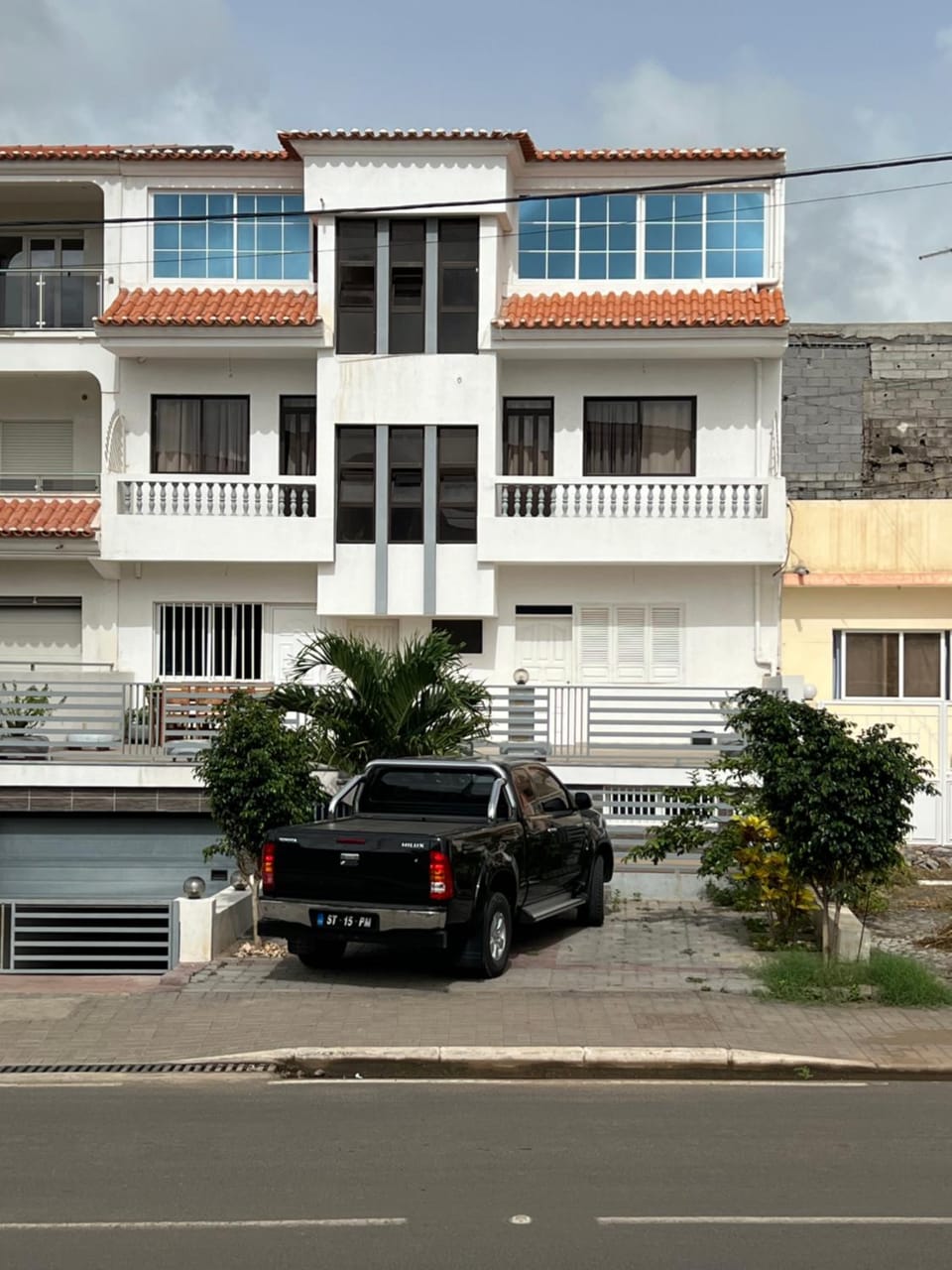 Property building, Day, Neighbourhood, Street view, Location, Parking