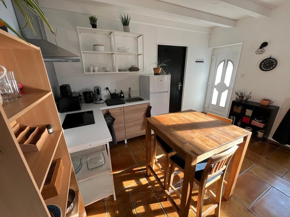 Kitchen or kitchenette, Dining area, oven, stove