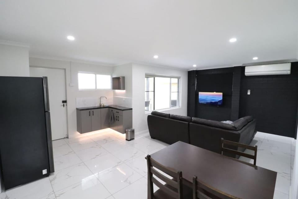 TV and multimedia, Kitchen or kitchenette, Living room, Dining area, air conditioner