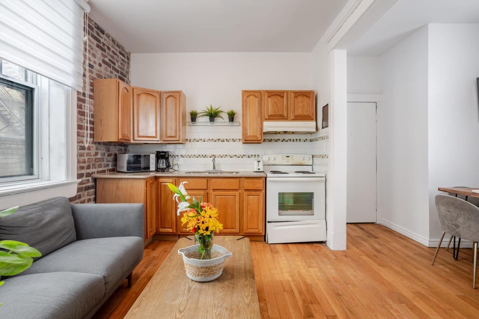 Kitchen or kitchenette, Living room, Seating area, Dining area, dishwasher, oven, pet friendly, stove, toaster