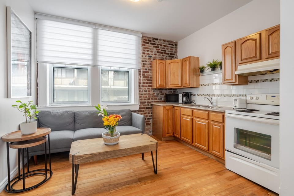 Kitchen or kitchenette, Living room, Seating area, Dining area, oven, pet friendly, stove