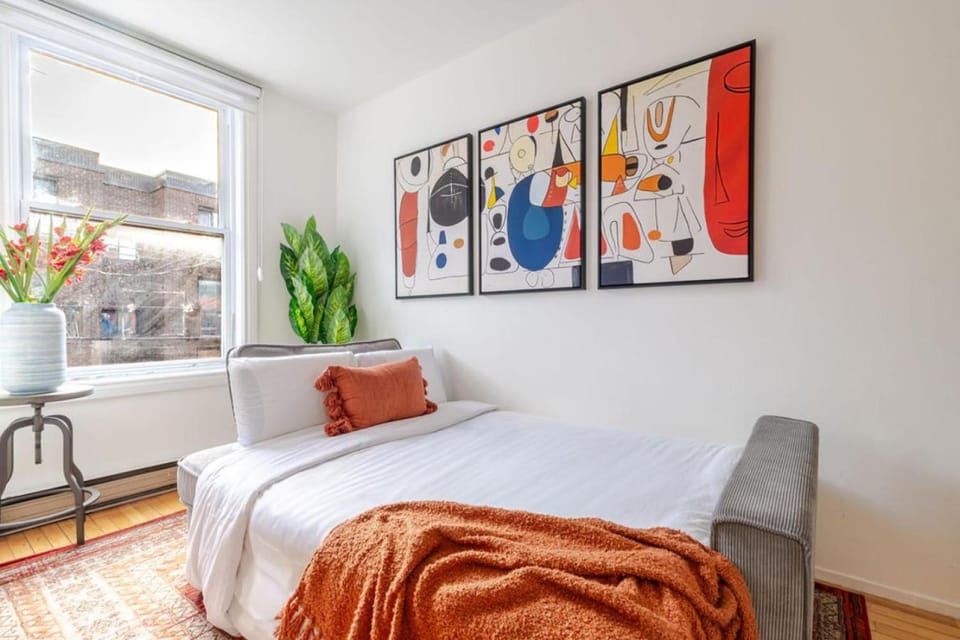 Cozy 2BR in Plateau – Downtown Comfort Apartment in Laval