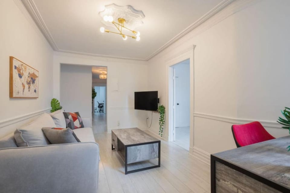 TV and multimedia, Living room, Seating area, Evening entertainment, air conditioner