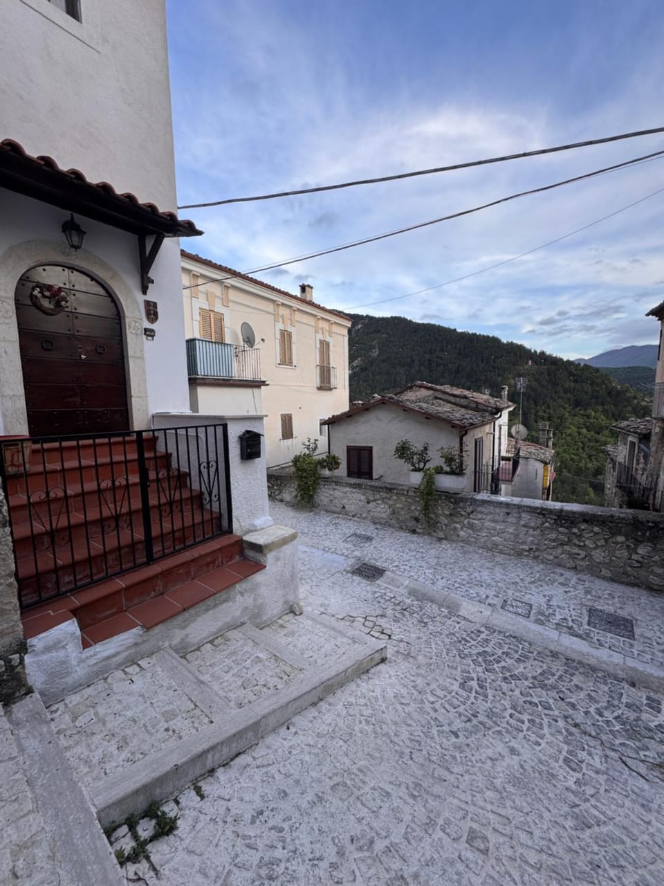 Property building, Neighbourhood, Mountain view