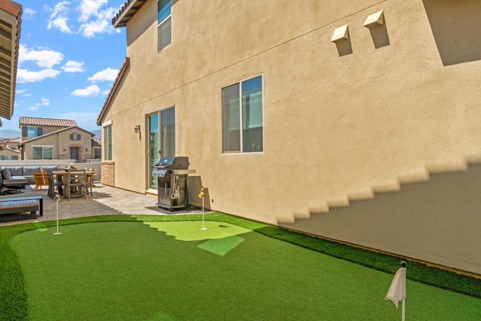 Desert Breeze Luxe Design PGA Signature Walk to Ernies House in La Quinta