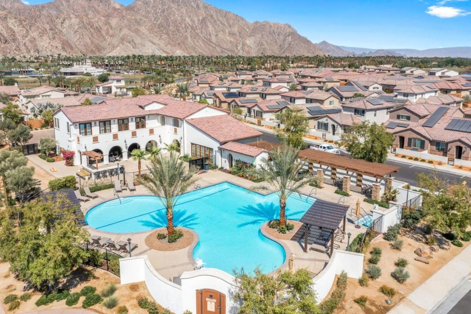 Lucky Links Luxe Design PGA Signature Walk to Ernies Bar and Grill House in La Quinta
