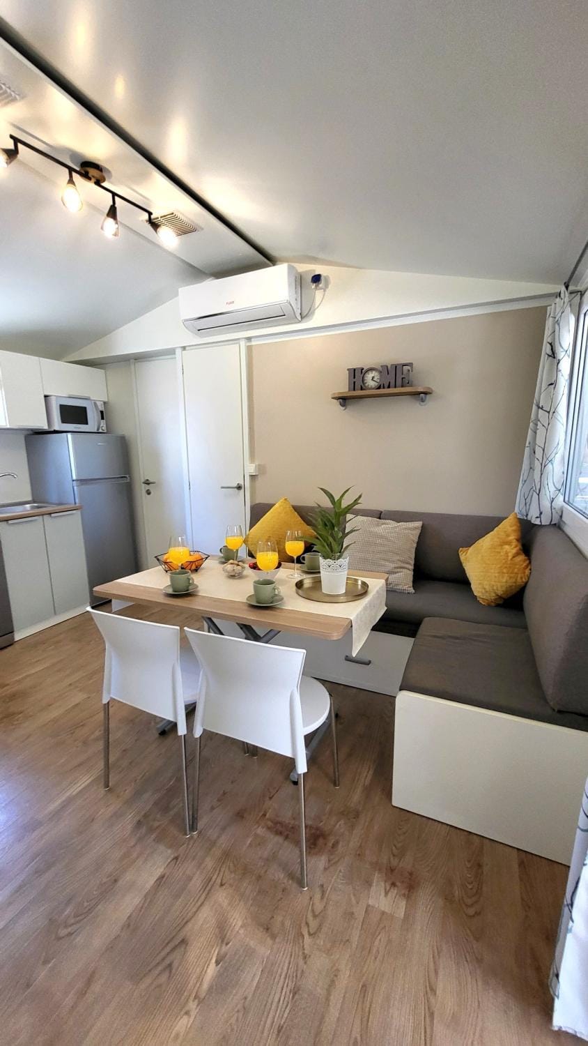 Kitchen or kitchenette, Living room, Seating area, Dining area, microwave, air conditioner