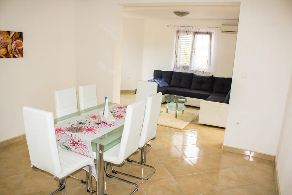 Day, Dining area