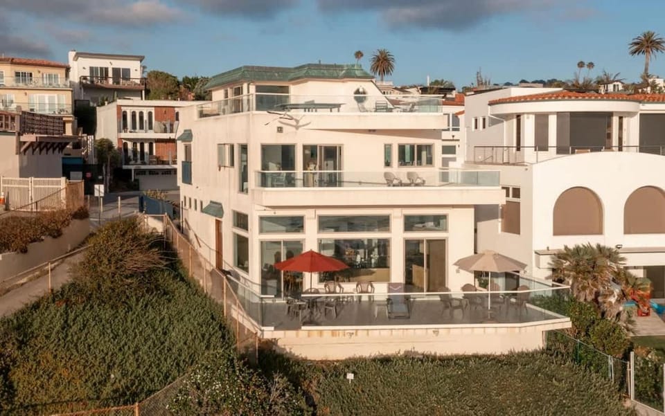 Beachfront Home with 3 Large Decks, Walk to shops House in La Jolla