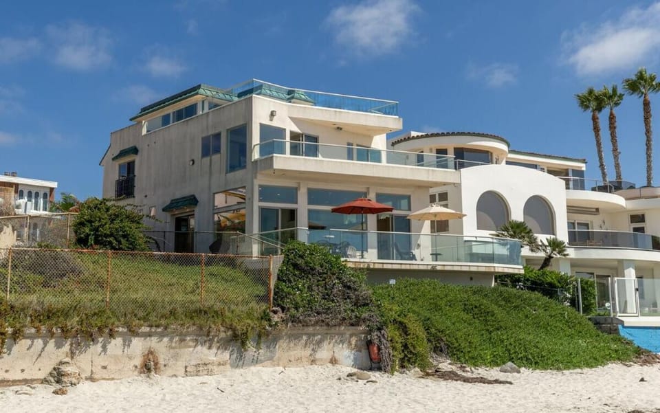 Beachfront Home with 3 Large Decks, Walk to shops House in La Jolla